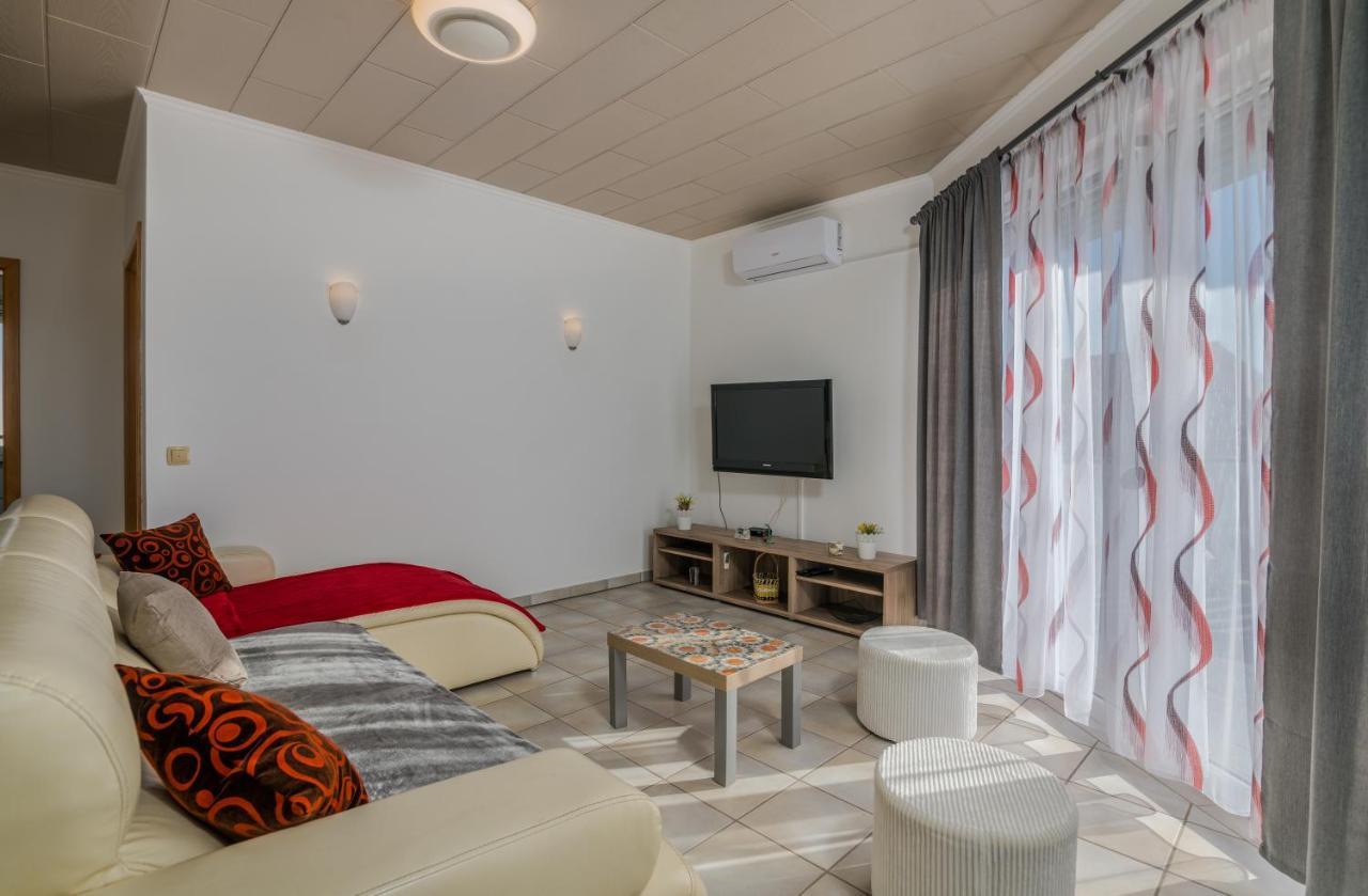 Holiday Home Nika Linardići Eksteriør billede