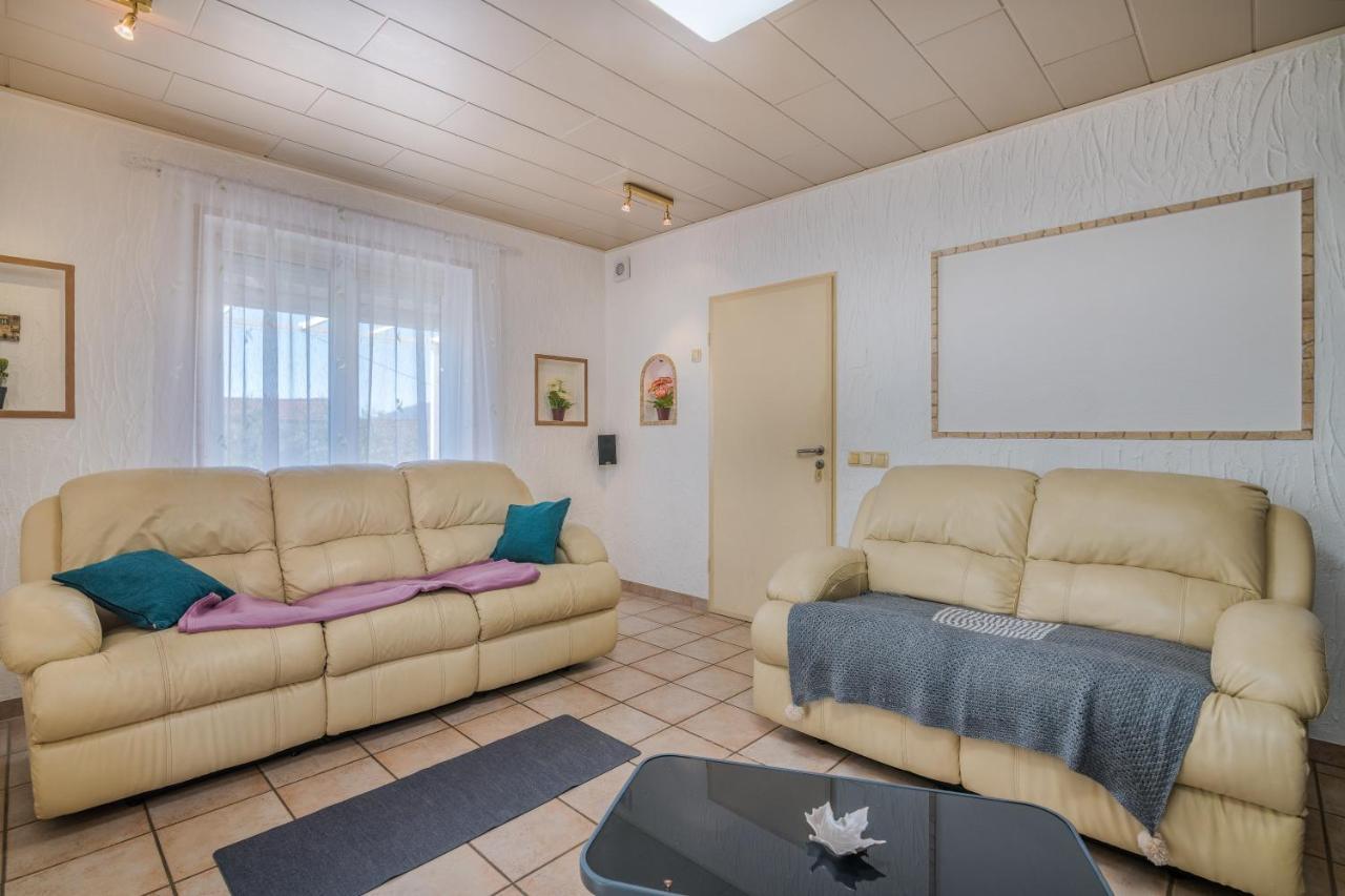 Holiday Home Nika Linardići Eksteriør billede